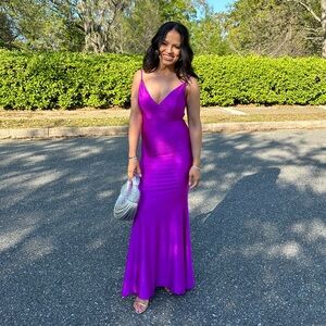 Elegant Purple Evening Gown Form Fitting Women’s Size Small/Medium Low Back